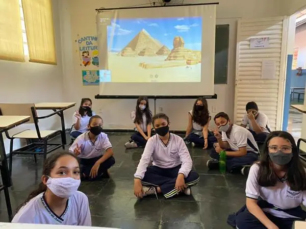 Alunos do 6º Ano – Uma visitinha ao Egito – Colégio Machado de Assis